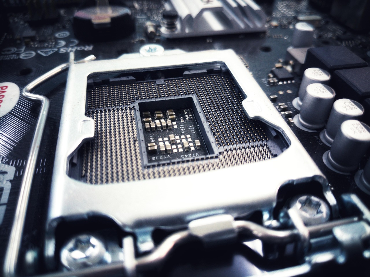 découvrez la compatibilité des sockets cpu pour choisir le processeur adapté à votre carte mère et optimiser les performances de votre pc.