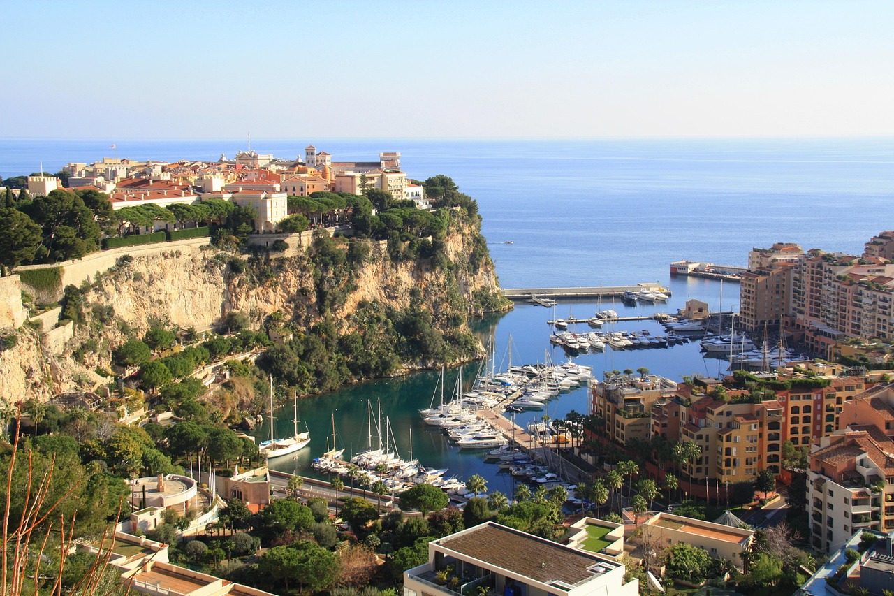 découvrez monaco, la principauté emblématique de la côte d'azur, célèbre pour son luxe, son casino, son grand prix et son cadre méditerranéen exceptionnel.
