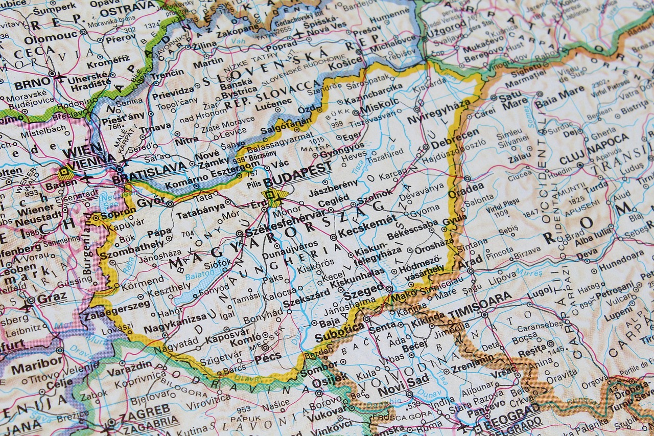 explorez la géographie : découvrez la nature des paysages, les caractéristiques des régions et l'interaction entre l'homme et l'environnement.